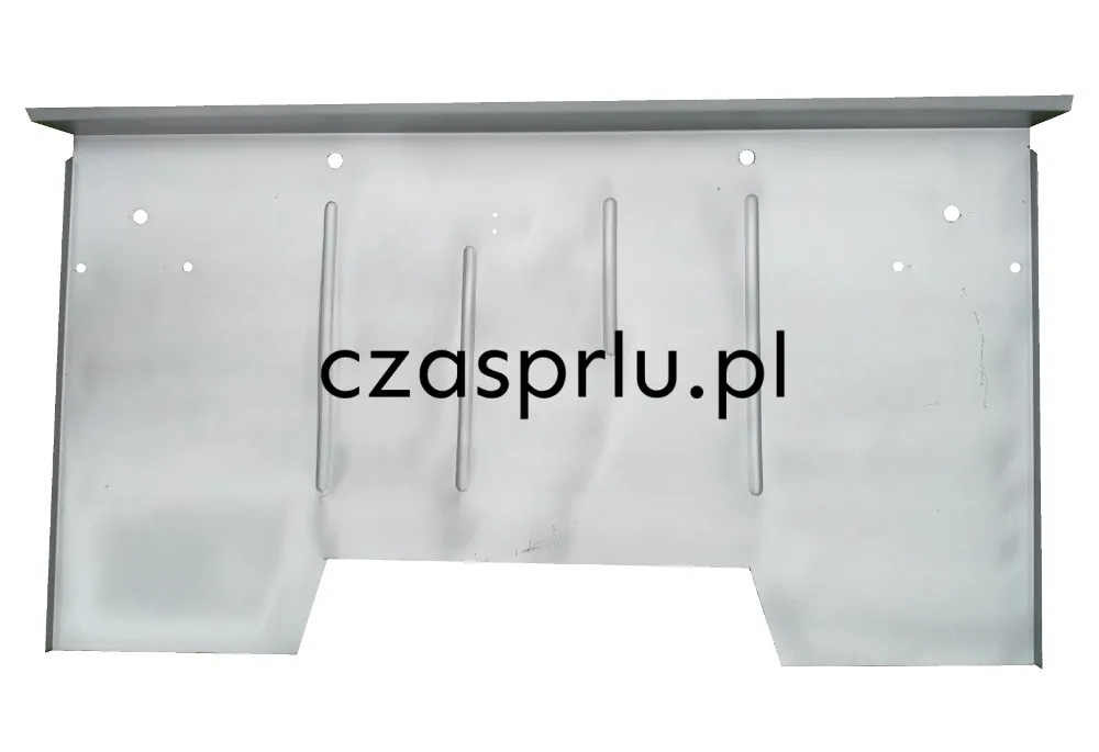 Reperaturka przedniej podłogi do Syreny 105, wykonana z blachy 1 mm, z otworami montażowymi.